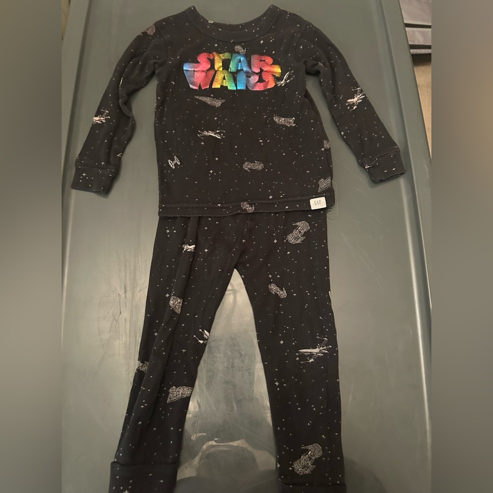 GAP x Star Wars 2T Black 2 Piece Pajama Set with Vehicles Rainbow Star Wars Logo